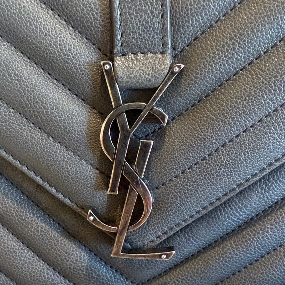 Yves Saint Laurent
Collége monogramme leather handbag
Very good condition - Picture 2 of 13